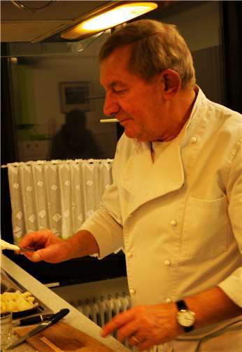 Hochkonzentrierter Chef am Herd.