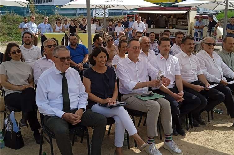 Bad Neuenahr-Ahrweiler: Startschuss für neue Kuranlagen Hochrangige Gäste bei der Grundsteinlegung (vorne v.l.): Peter Diewald, Ministerin Daniela Schmitt und Minister Michael Ebling