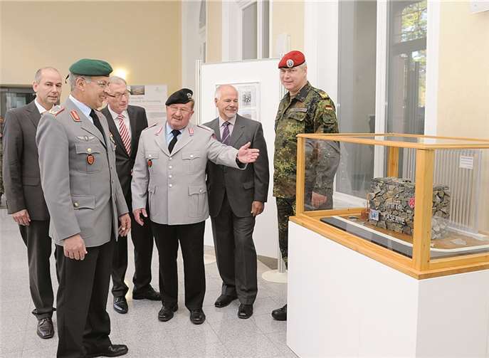 Hochrangige Vertreter der Bundeswehr überbrachten das Modell, das an das jahrzehntelange gute Miteinander von Bundeswehr und Kreisstadt erinnern soll. FIX