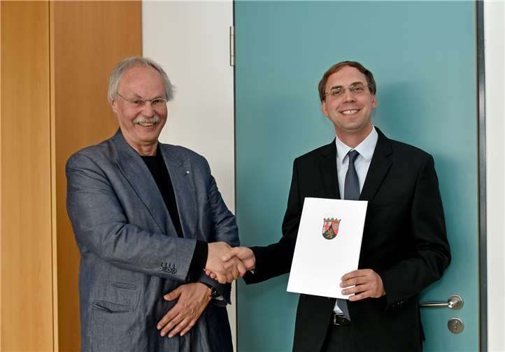 Hochschulpräsident Christian Bosselmann-Cyran (links) überreichte dem neuen Professor Florian Smuda die Ernennungsurkunde. Foto: RheinAhrCampus