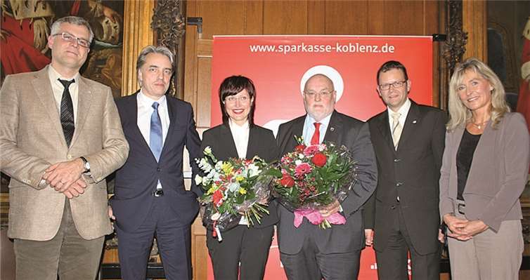 Hochschulpreisträgerin Natalja Kreuter mit Studiengangleiter Prof. Dr. Thomas Mühlencoert (2.v.l.), Landtagsabgeordnetem Dieter Klöckner (3.v.r.) und der ZFH-Führungsriege: Prof. Dr. Ralf Haderlein (2.v.r.), Marc Bludau (l.) und Dr. Margot Klinkner (r). privat