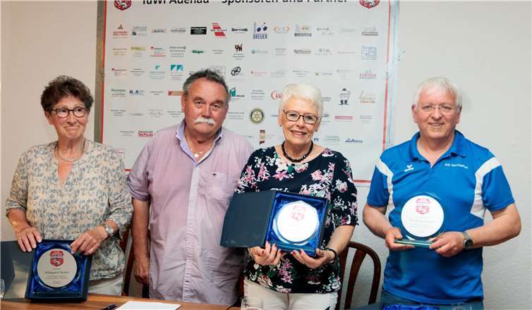 Hochverdiente Vorstandsmitglieder wurden vom Vorsitzenden Detlef Göbel (2. v. links) Hildegart Winter (links), Sigrid Seulen (2. v. rechts) und Wolfgang Winter (rechts). Foto: SES