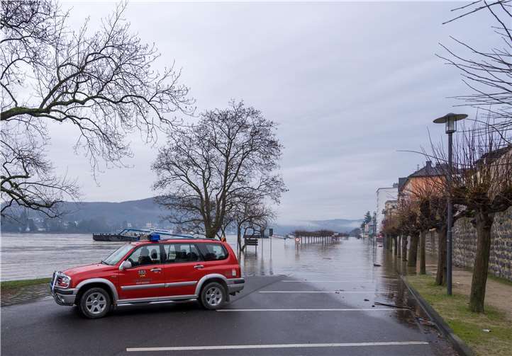 Hochwasser an der Rheinpromenade Remagen.