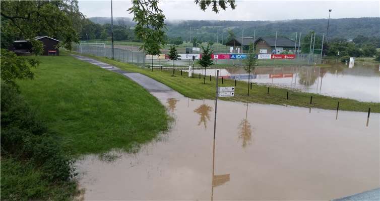 Hochwasser im Juni 2016: die Ahr zu Besuch auf dem Bad Bodendorfer Sportplatz.Foto: BL