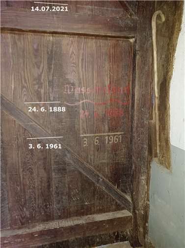 Hochwassermarken an einem Hoftor in Flerzheim.