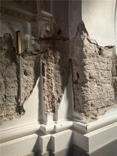 Hochwasserschäden im Kircheninnern - ein Mahnmal.