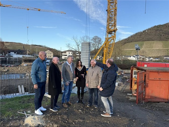 Hochwasserschutz ist für die Liberalen ein existenzielles Zukunftsthema, hier diskutieren David Jacobs mit (von rechts) Dirk Herminghaus, Christina Steinhausen, Rolf Deißler, Ulrich van Bebber und Wolfgang Reuß über die Folgen der erhöhten Durchflusswerte an der Ahr.  Foto:Rolf Deißler