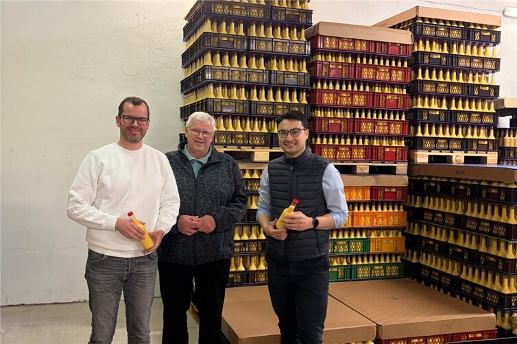 Hochwertig und hochprozentig: Alexander und August Hollmann zeigten CDU-Landtagskandidat Philip Rünz, wie Eierlikör gemacht wird. Auch beim Abfüllen und Verpacken packte Rünz selbst mit an.