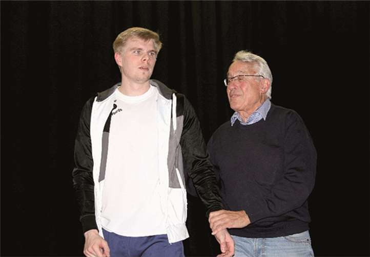 Hochwürden tröstet Robert.