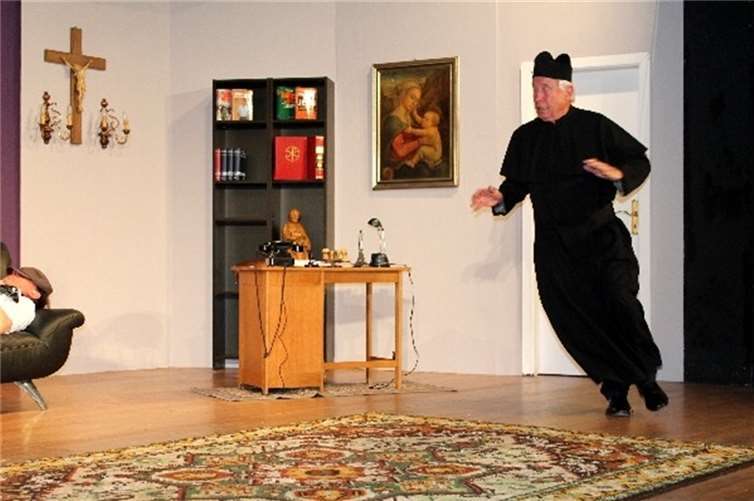 Hochwürden wieder mal auf der Flucht