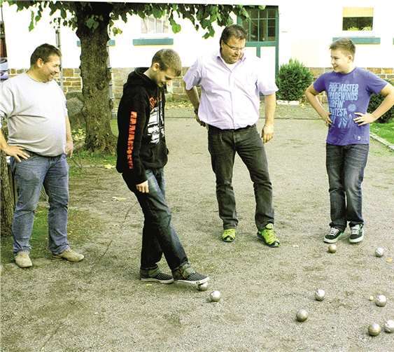 Hochzufrieden begutachteten die Boule-Dorfmeister Hansi und Christian Freund die Lage ihrer drei Kugeln ganz nah am Schweinchen. DL