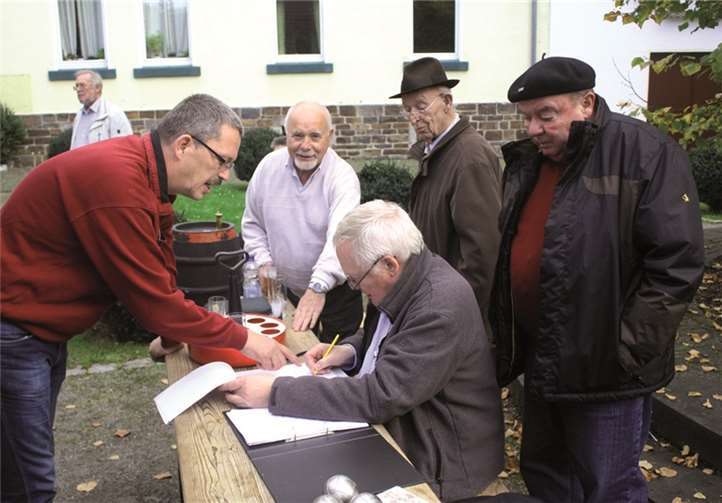 Hochzufrieden dokumentierte Holger Holkenbrink, dass er mit Jürgen Monschau Niko Czeslik und Martin Schäfer auf Platz vier verwiesen hatte.