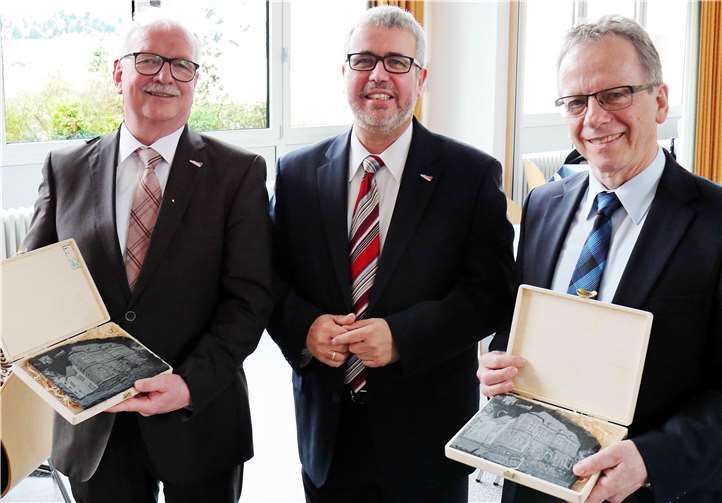 HöV-Direktor Klaus Weisbrod verabschiedet den langjährigen stellvertretenden Direktor Dirk Briesemann und den Leiter der Prüfungsämter Jürgen Kirchen in den Ruhestand. Foto: privat