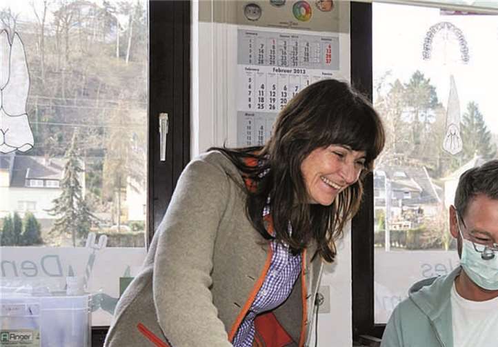 Höchst interessiert verfolgt die Bundestagsabgeordnete den Arbeitsablauf im Dentallabor Michael Anger in Remagen. -AB-