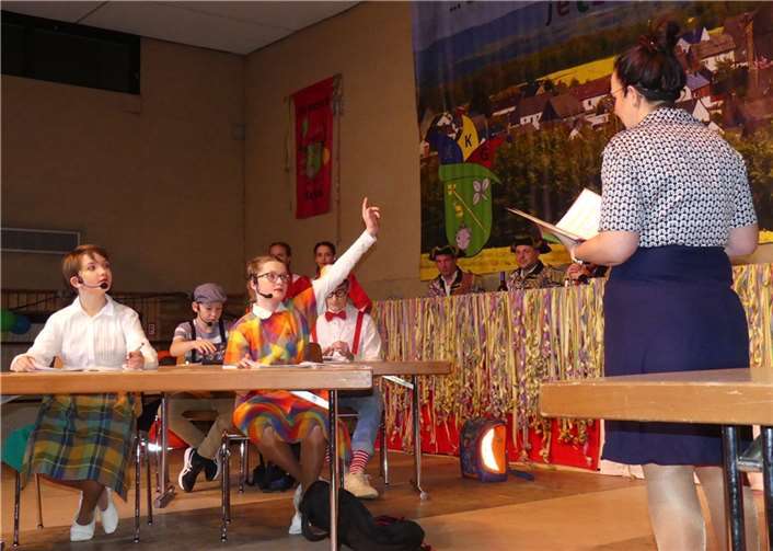 Höfliche Nachfrage beim Sexualkundeunterricht an die Lehrerin: „Haben Sie Ihren Busen heute zu Hause vergessen..?“