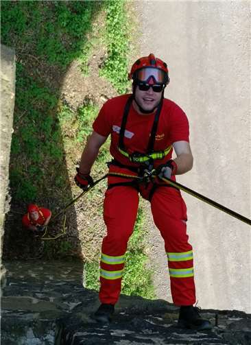 Höhenangst wäre hier ein schlechter Begleiter: Abseilen am Brückenpfeiler!