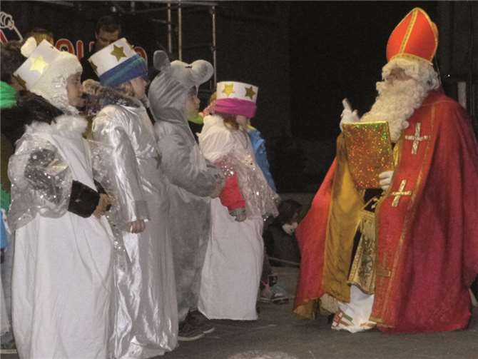 Höhepunkt besonders für die jüngsten Besucher des Weihnachtsmarktes in Moselweiß war der Besuch des heiligen Nikolaus. privat