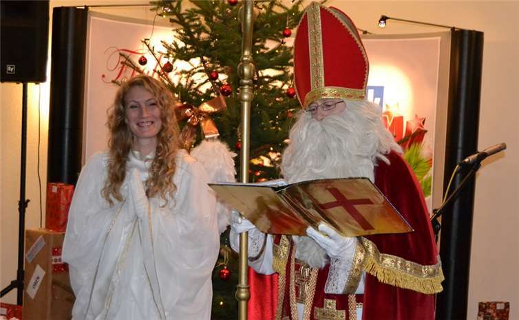 Höhepunkt der Feier war natürlich der Besuch des Weihnachtsmannes, der mit seinem zauberhaften Engel die Geschenke überreichte. Ute Weiner