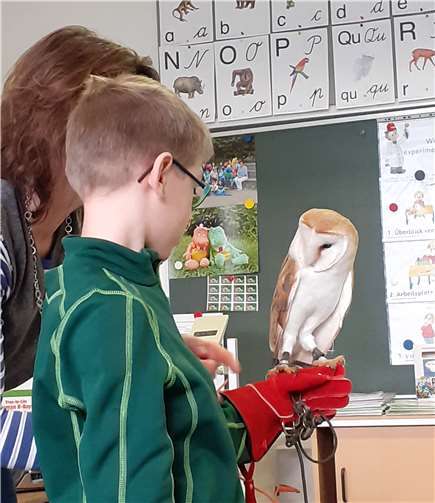 Höhepunkt der Stunde war es, als die Kinder Charly einmal selbst halten durften. Fotos: privat