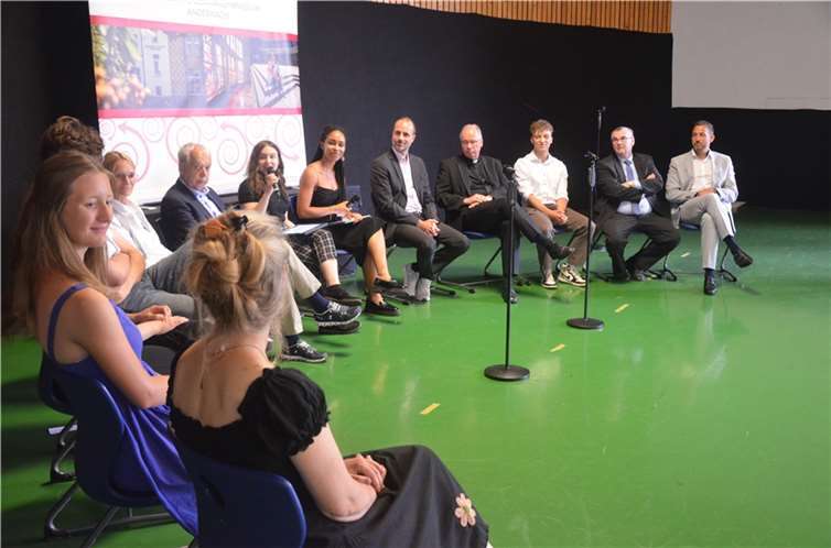 Höhepunkt der Veranstaltung war eine von den Schülerinnen Julika Ruppert und Jule Kaul moderierte Podiumsdiskussion mit Personen, die einen Bezug zu der Bildungseinrichtung haben. Fotos: Stella Weber