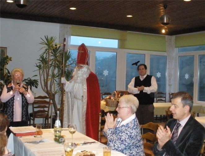 Höhepunkt der Weihnachtsfeier war der Besuch des Nikolaus, der Geschenke verteilte. Doch auch Vorträge und Lieder trugen zum Gelingen der Veranstaltung bei.  privat