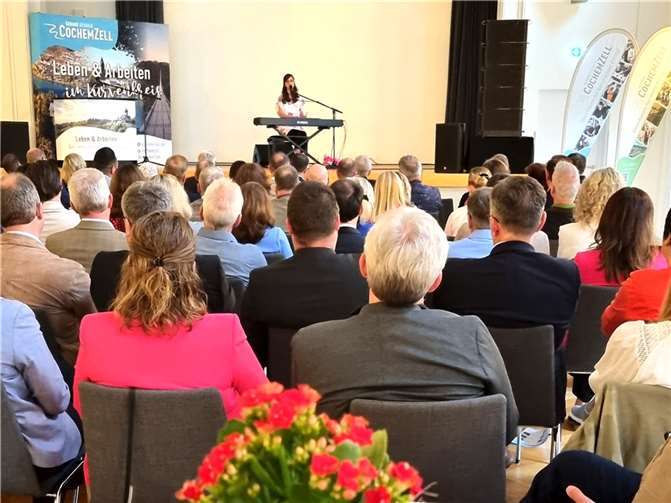 Höhepunkt des Abends war der Auftritt von Musikerin und Kabarettistin Anna Piechotta aus Cochem, die das Publikum aktiv in ihr Programm integrierte und dem Abend einen humorvollen und unterhaltsamen Rahmen bescherte.. Foto: Sinah Kneip