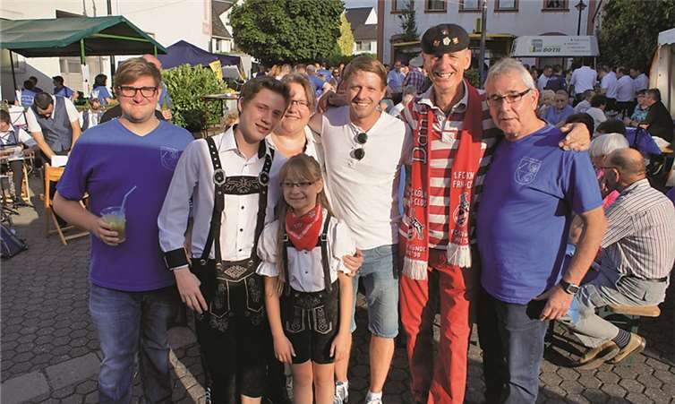 Höhepunkt des Abends war der Auftritt von Willi Wilden (2.v.r.). Vereinsvorsitzender Markus Hoffend (links) und der stellvertretende Vorsitzende Peter Schmalinsky (rechts) freuten sich, dass der Gastmusiker auch einige Nachwuchstalente mitgebracht hatte.