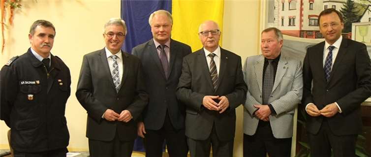 Höhepunkt des Abends war die Verleihung des Ehrenwappens (v. l.): Karl-Peter Salzmann, Innenminister Roger Lewentz, Jürgen Jachtenfuchs, Ortsbürgermeister Franz Lehmler, Hans Peter Bertram und Verbandsgemeindebürgermeister Josef Oster. WW/Willi Willig