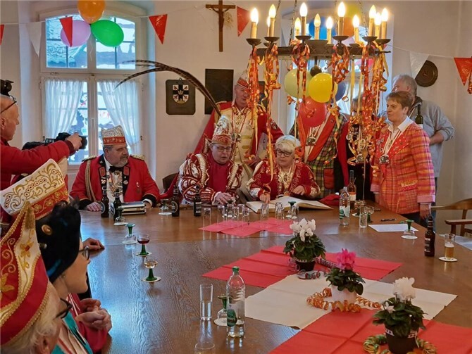 Höhepunkt des Empfangs war der Eintrag von Prinz Rainer und Prinzessin Sabine in das Goldene Buch der Ortsgemeinde Erpel.