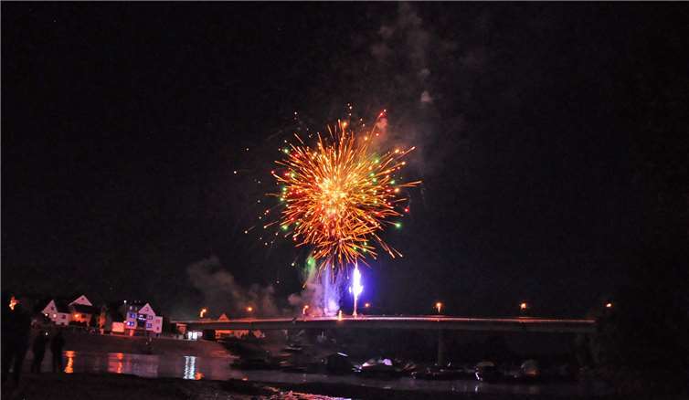 Höhepunkt des Festes war das Feuerwerk auf der Brücke.