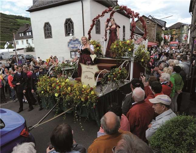 Höhepunkt des Festzugs war natürlich der Auftritt der neuen Weinkönigin Laura Witthaus mit Prinzessin Danja Kuhnig auf dem blumengeschmückten Prunkwagen.