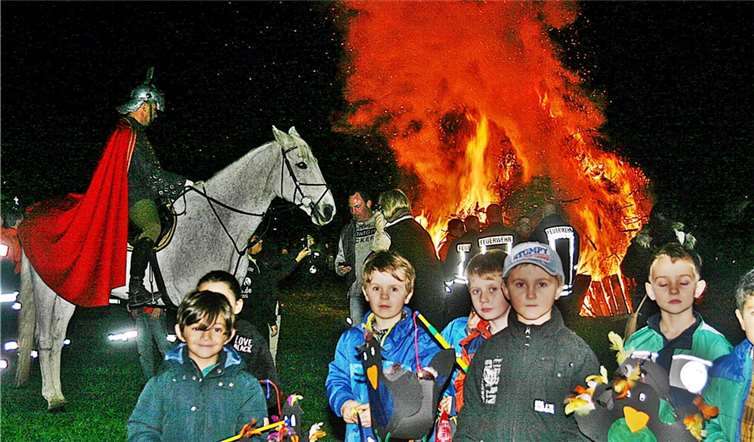 Höhepunkt des Martinsumzugs in der Kernstadt war wieder das lodernde Feuer auf der Jahrwiese. RÜ