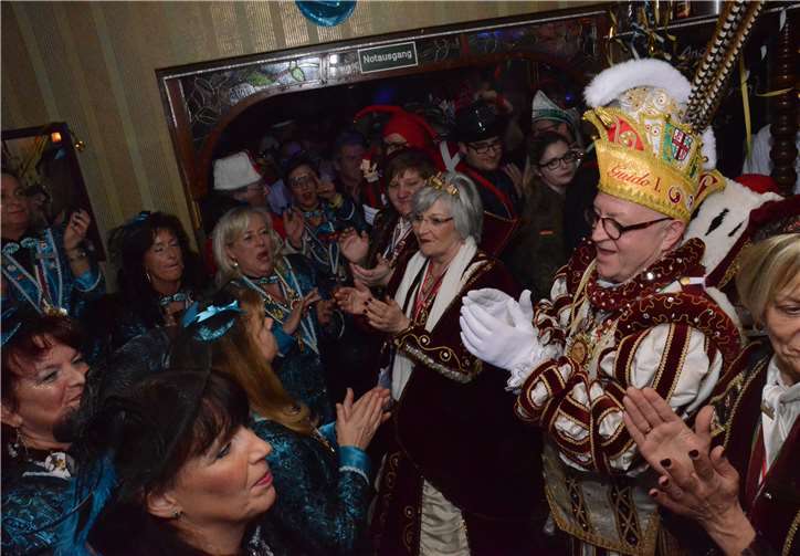 Lewe Leut feierten mit den Lewe Mädcha eine tolle Party Höhepunkt des Möhnenballs war natürlich der Besuch von Prinz Guido I. und seiner Prinzessin Elisabeth I. samt Hofstaat und Gefolge. Fotos: Michael Münnich