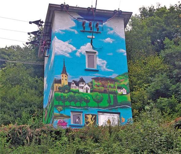 Höhepunkt des Projektes „Street Art 2015 – künstlerische Gestaltung von Trafo-Stationen“ in Zusammenarbeit zwischen RWE Deutschland und der Jugendkunstschule Cochem-Zell war das Stromhäuschens in den Weinbergen von Senheim.privat