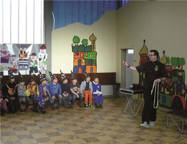 Höhepunkt des Projektes war der Auftritt des Zauberers Martin, der die Kinder auf magische Weise in seinen Bann zog. privat