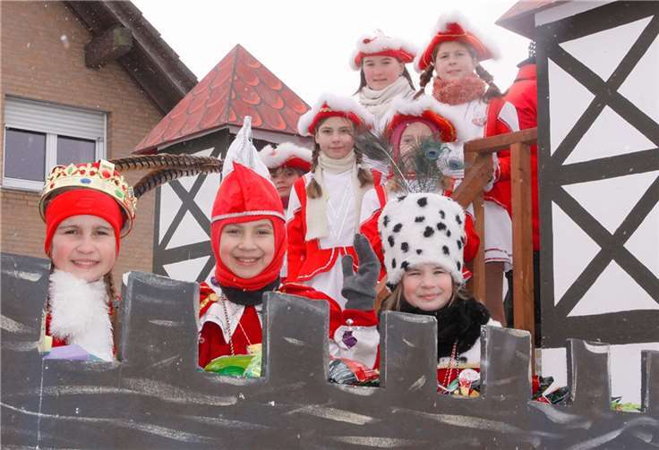 Höhepunkt des Umzugs in Barweiler war der Auftritt des Kinderdreigestirns, das seinen närrischen Untertanen von einem prächtigen Wagen aus zuwinkte. SES