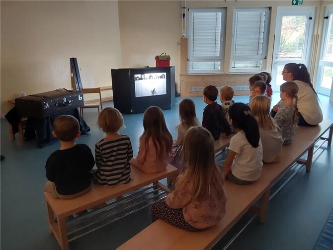 Höhepunkt des Vormittags war das Puppenspiel mit Lotta und Ben, das Alltagssituationen darstellte und den Kindern half, das Gelernte in der Interaktion zu verankern.