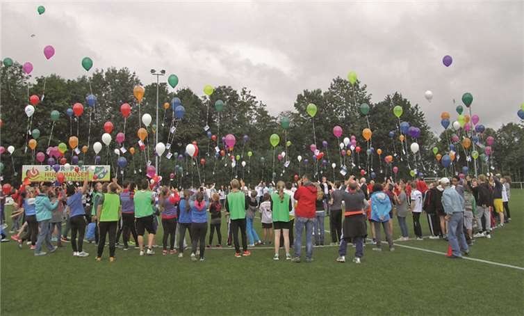 Höhepunkt des gelungenen, inklusiven Sportfestes war neben den starken sportlichen Leistungen der Start von 200 Luftballons, die von allen Teilnehmern zeitgleich in den Himmel entlassen wurden.privat