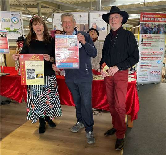 Höhepunkt dieser Veranstaltung war für Angelika Dormeyer und Arwed Werner die überraschende Überreichung eines Schecks in Höhe von 250 Euro durch und von Hans Peter Röhrig zur Förderung ihres kleinen Theaters. Quelle: röhrig