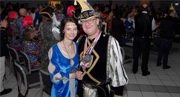 Wölfe stürmten auf die Bühne der Kappensitzung von Blau-Gold Höhepunkt einer Liebesgeschichte: Auf offener Bühne, vor fast 600 Gästen, machte Kräutscheskönig Christoph II. seiner Prinzessin einen Heiratsantrag.