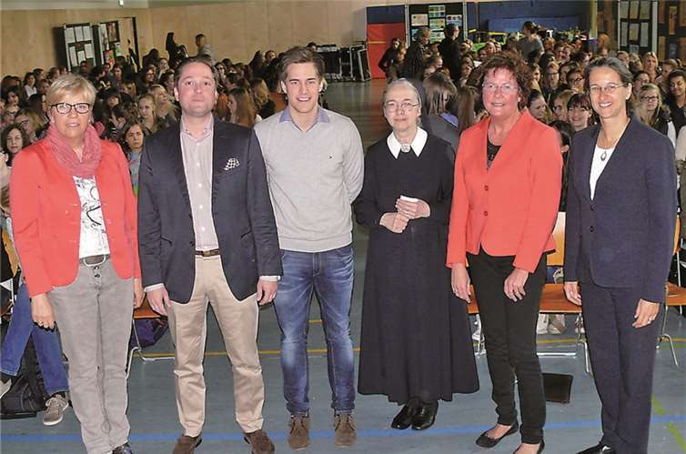 Höhepunkt eines interessanten Tages war die Podiumsdiskussion mit drei jungen Menschen, die schon heute in ihren Unternehmen Führungspositionen belegen: (v.l.n.r.) Annette Niklas-Wirth von der Schönstätter Marienschule (SMS), Fabian Freisberg, Robin Müller, Schulleiterin Sr. Anneclaire Gerharz, Corinna Weiß (SMS) und Katharina Herrmann. privat