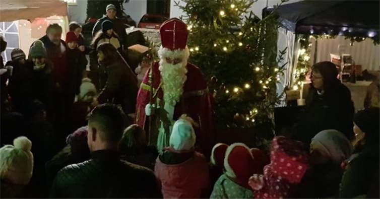 Höhepunkt für die kleinsten Gäste des „Niederdreeser Weihnachtszaubers“ war der Besuch des heiligen Nikolaus, der natürlich auch Geschenke für die Kinder im Gepäck hatte.  privat