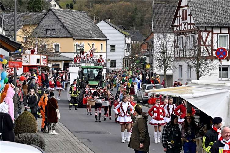 Höhepunkt im Adenauer Straßenkarnevals, der Verbandsgemeinde-Sonntagszug am 11.0...