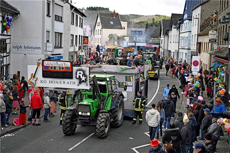 Höhepunkt im Adenauer Straßenkarnevals, der Verbandsgemeinde-Sonntagszug am 11.0...