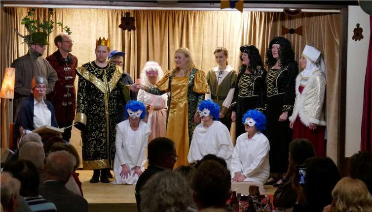 Höhepunkt mit Kultcharakter ist bei den Familienabenden des Weiberner Kirchenchors die jährliche Märchenaufführung. In diesem Jahr stellten die Sängerinnen und Sänger die Geschichte von Aschenputtel dar.  privat