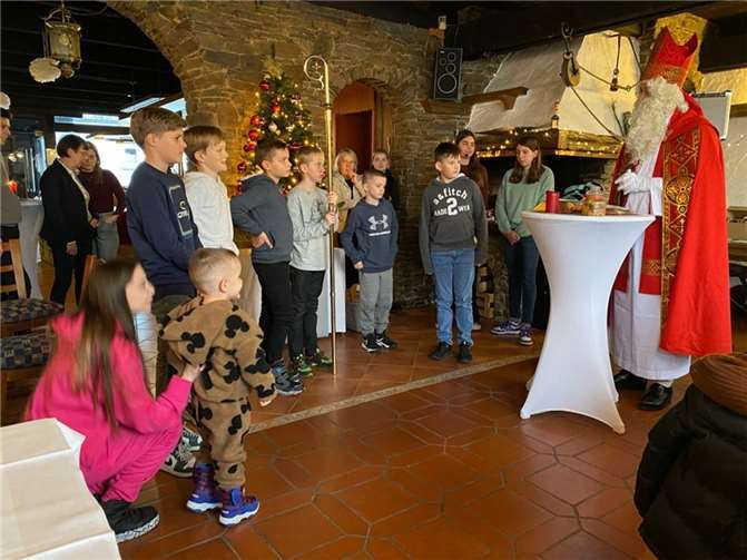 Höhepunkt war die Ankunft des Nikolauses, der alle 29 anwesenden Kinder und Jugendlichen in seinem Goldenen Buch vermerkt hatte.  Foto: privat