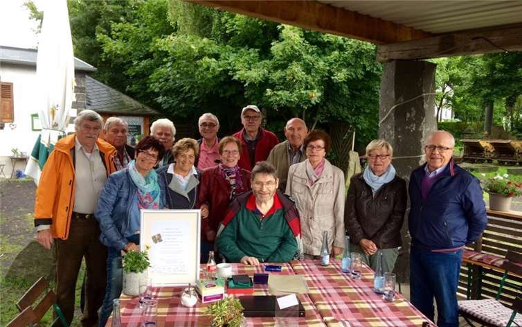 Höhepunkt war die Begegnung mit Emil Stahl (Mitte mit grünen Pullover) der beim Empfang, ihm zu Ehren, eine eigene entworfenen Medaille und eine von allen Teilnehmern unterschriebene Urkunde bekam. Tina Geilen