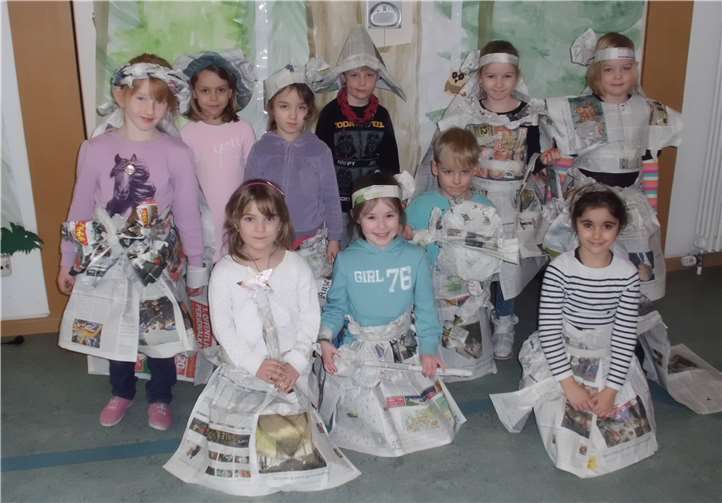 Höhpunkt war die „Modenschau“ mit selbsterstellten Verkleidungen aus Zeitung und Kreppband.privat