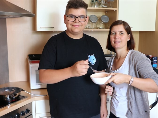 Höhr-Grenzhausen. Endlich war es soweit – der erste „Sunday Opening“ Sonntag! Gemeinsam wurde gespielt, gerätzelt, gelacht und gekocht. Gewünscht wurde sich von den Kindern und Jugendlichen „Selbstgemachter Döner“. Dies wurde erfolgreich umgesetzt. Mit glücklichem, vollgeschlagenem Magen ging der erste Sonntag zu Ende.privat