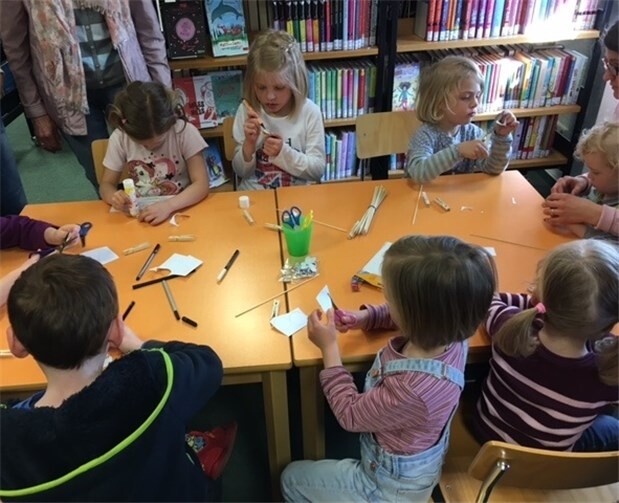 Höhr-Grenzhausen.Vor kurzem kamen viele Kinder mit ihren (Groß-)Müttern in die Stadtbücherei und lauschten gespannt der lustigen Geschichte vom Huhn Lottie.Zum Vorlesen kam die Büchereimitarbeiterin allerdings kaum, da sich die aufgeweckten Zuschauer mit ihren Beiträgen die Geschichte fast im Alleingang erschlossen haben.Anschließend wurden noch fleißig und mit viel Spaß Klammerhäschen gebastelt.. privat